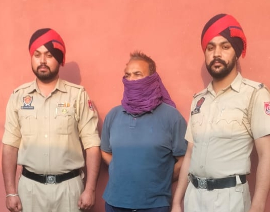 पुलिस ने एक आरोपी को गिरफ्तार किया जिसे अदालत ने भगोड़ा घोषित किया था